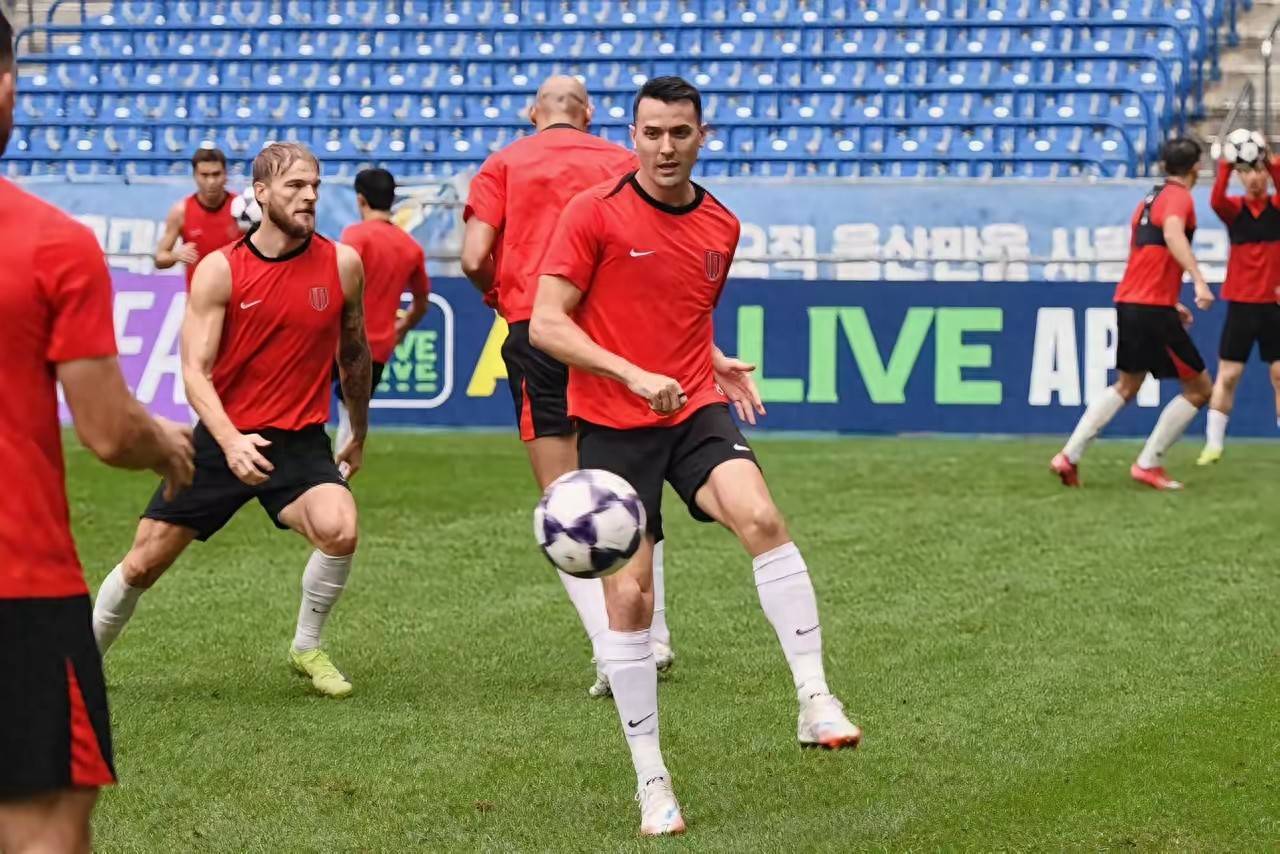 包含赛后里尔调整名单以备亚冠，复出首秀环节打磨，态度坚定，控场能力受关注的词条