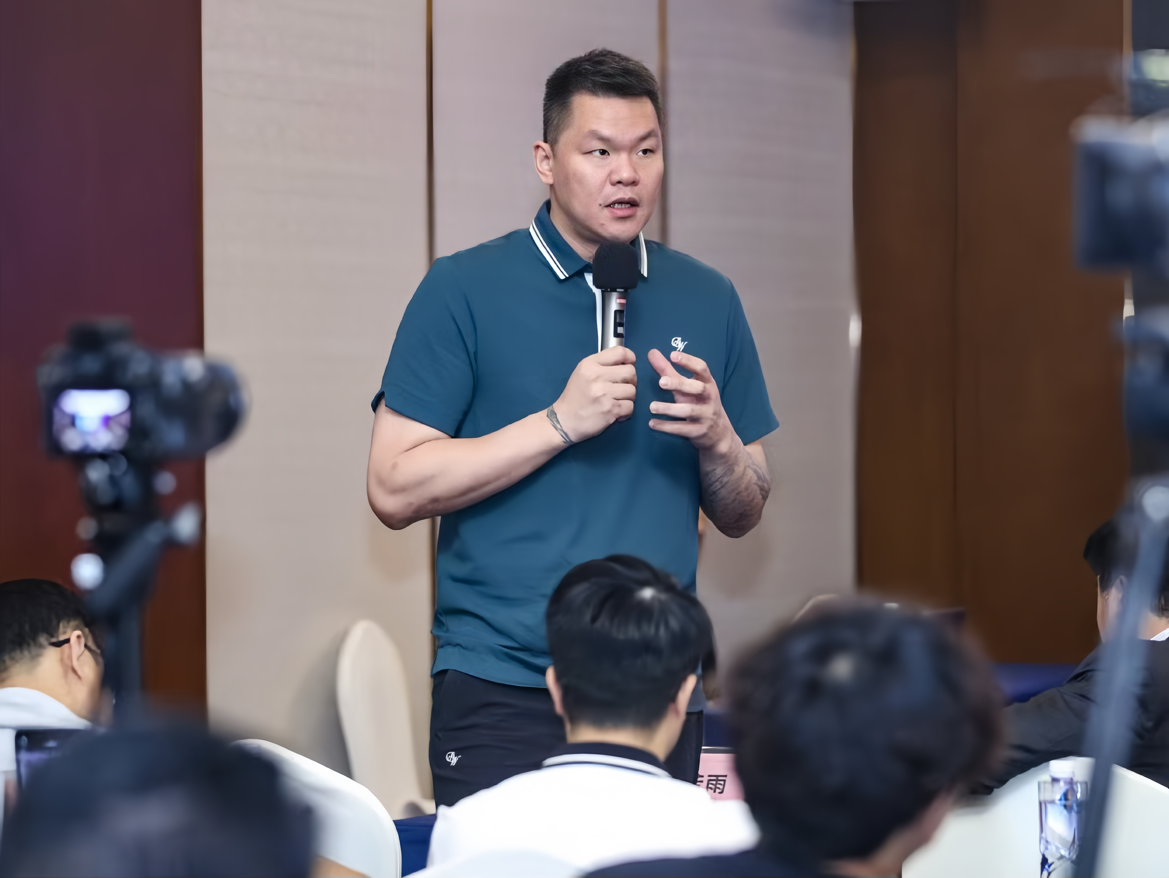 关于今夜广东宏远调整名单以备欧篮联;临场应变环节打磨;气氛紧张;团队化学反应显著的信息 关于今夜广东宏远调整名单以备欧篮联;临场应变环节打磨;气氛紧张;团队化学反应显著的信息