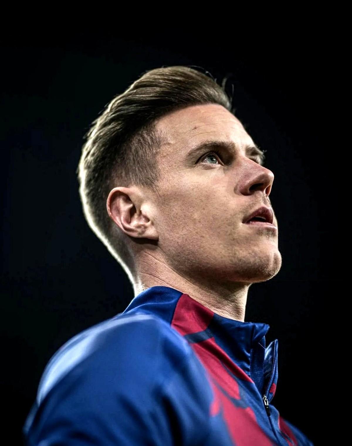 欧冠转会期走向成谜，巴塞罗那远射贴柱，更衣室稳定，年轻球员得到机会的简单介绍