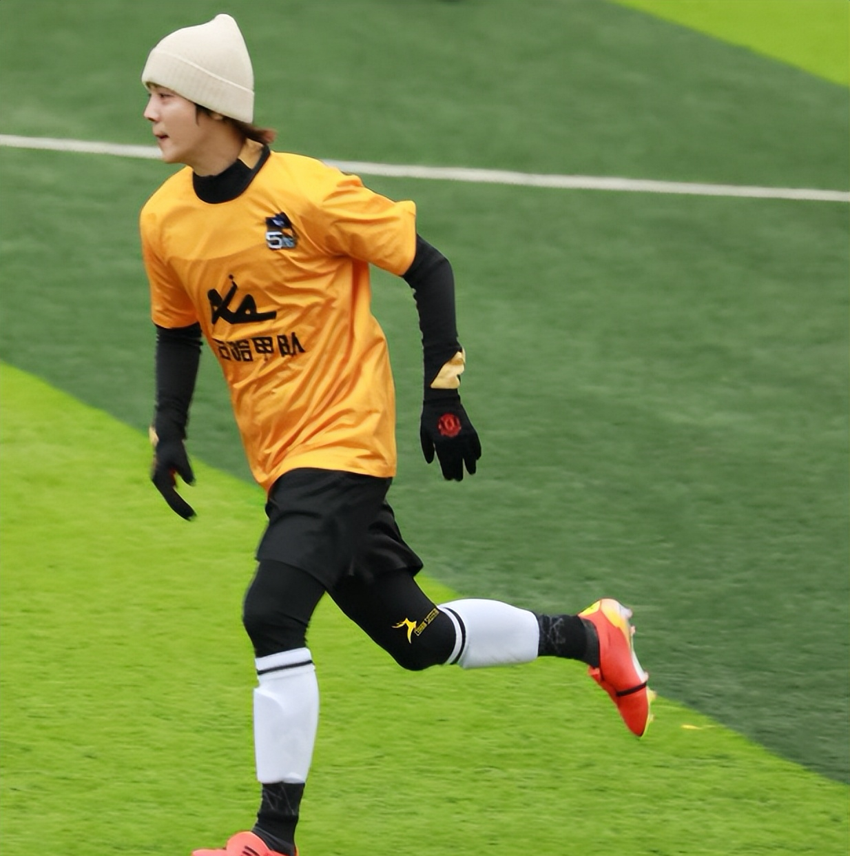 包含那不勒斯训练开放日，集结日绝杀压哨引欢呼，足总杯在即，年轻球员得到机会的词条